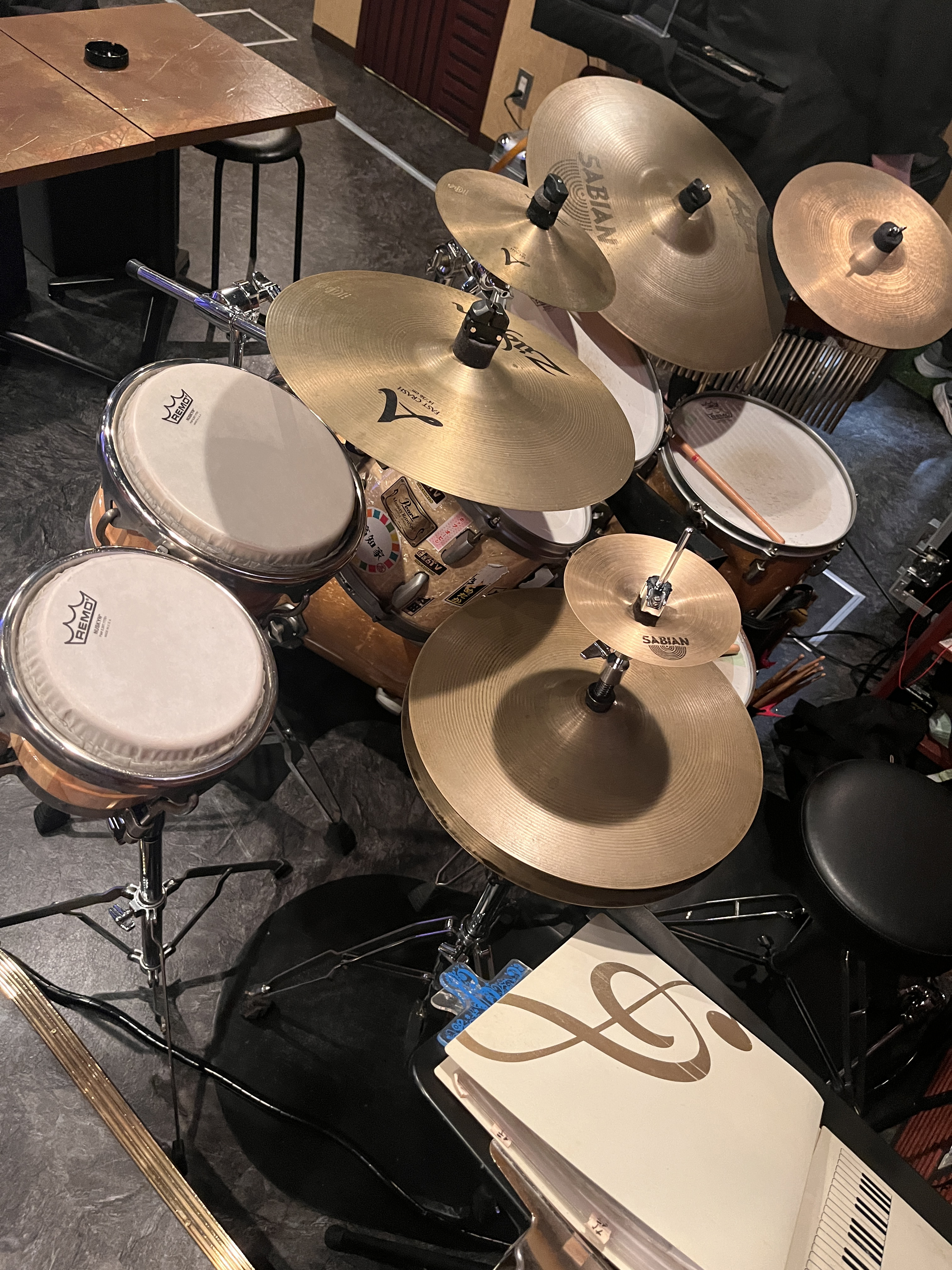 ステージと生演奏用の楽器