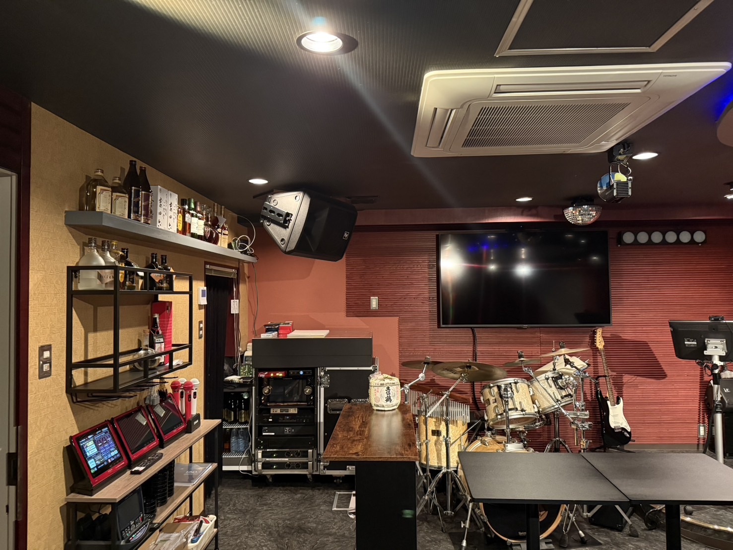 ステージと生演奏用の楽器